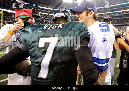 24. Dezember 2011 schüttelt - Arlington, Texas, Vereinigte Staaten von Amerika - Dallas Cowboys-Quarterback Tony Romo (9) Hände mit Philadelphia Eagles-Quarterback Michael Vick (7) Nachdem die Philadelphia Eagles ihre Division-Rivalen Dallas Cowboys im Cowboys Stadium besiegen in Arlington, Texas.  Die Eagles-Niederlage Stockfoto