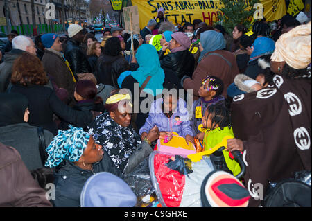 Paris, Frankreich, Menschenmenge afrikanischer Einwanderer, Demonstranten von Migrantenfamilien bei Obdachlosen-Krisenprotesten, außerhalb der Büros des Ministeriums für Wohnungsbau, D.A.L., Sit-in am Weihnachtsfeiertag auf der Straße, Proteste von Kindern mit niedrigem Einkommen, Migrantinnen, arme obdachlose Frauen, Familienprotest, schwarze Gemeinde paris, afrikanische Familie mit Kindern, Einwanderungsproteste, Wohnrecht Stockfoto