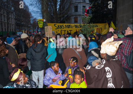 Paris, Frankreich, Demonstranten bei Obdachlosen-Krisen-Protest, vor Büros des Ministeriums für Wohngebäude der Regierung, D.A.L.-afrikanische Migrantenfamilien am Christusmas-Tag, Kinder bei Einwanderern protestieren, Einwanderung Stockfoto