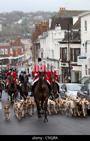 Lewes, UK. 26. Dezember 2011. Die Southdown und Eridge Hunt kommen bei ihrer jährlichen Boxing Day Treffen außerhalb der White Hart Hotel in Lewes High Street, Lewes. Bildnachweis: Grant Rooney/Alamy Live-Nachrichten Stockfoto