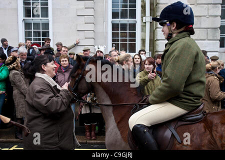 Lewes, UK. 26. Dezember 2011. Ein junges Mitglied der Southdown und Eridge Hunt sitzt auf seinem Pferd auf der Jagd Weihnachtstag Jahrestagung außerhalb der White Hart Hotel in Lewes High Street, Lewes. Bildnachweis: Grant Rooney/Alamy Live-Nachrichten Stockfoto