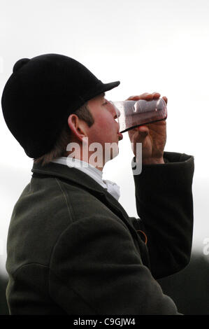 Ein Fahrer tiefen ein Steigbügel Cup des Hafens vor Anrechnung auf der Jagd - The Duke of Beaufort Hunt bei Worcester Lodge, Didmarton, Gloucestershire, UK, am zweiten Weihnachtstag, 26. Dezember 2011 zu treffen. Bildnachweis: Graham Lawrence/Alamy Live-Nachrichten Stockfoto