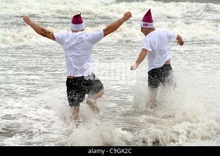 Prestwick, UK. 26. Dezember 2011. Diese zwei Teilnehmer werden zunächst ins Wasser bei der jährlichen CLIC Sargent Charity "Dip mit einem" 2011 in Prestwick Esplanade, Prestwick. Stockfoto