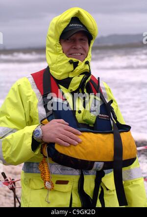 Prestwick, UK. 26. Dezember 2011. Mitglied der Costguard steht bei der jährlichen CLIC Sargent Charity 2011 im Prestwick Esplanade, Prestwick zu unterstützen "Tauchen mit einem Nip". Stockfoto