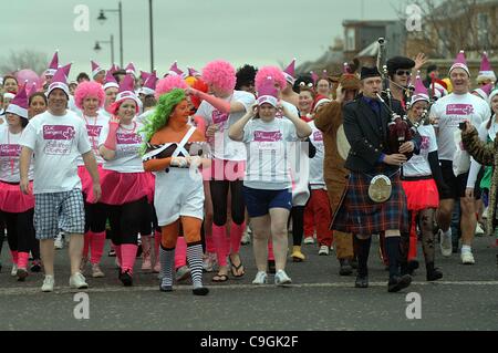 Prestwick, UK. 26. Dezember 2011. Hunderte von Teilnehmern in Kostüm vorbereiten für die kältesten Bad des Jahres bei der jährlichen CLIC Sargent Charity "Dip mit einem" 2011 bei Prestwick Esplanade, Prestwick. Stockfoto