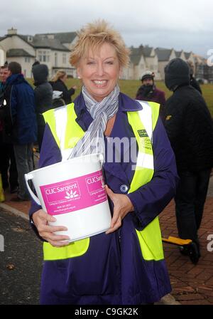 Prestwick, UK. 26. Dezember 2011. Gut organisiert - können Gilchrist, arbeitet für CLIC Sargent die jährlichen CLIC Sargent organisiert "Tauchen mit einem" Wohltätigkeitsveranstaltung, die 300 plus Teilnehmer das Wasser in Prestwick nehmen, Geld für die Nächstenliebe anzuheben. Stockfoto