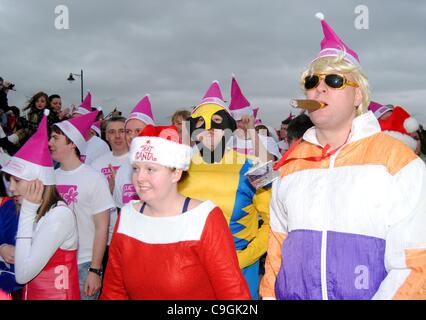 Prestwick, UK. 26. Dezember 2011. Hunderte von Teilnehmern in Kostüm vorbereiten für die kältesten Bad des Jahres bei der jährlichen CLIC Sargent Charity "Dip mit einem" 2011 bei Prestwick Esplanade, Prestwick. Stockfoto