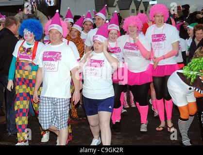 Prestwick, UK. 26. Dezember 2011. Hunderte von Teilnehmern in Kostüm vorbereiten für die kältesten Bad des Jahres bei der jährlichen CLIC Sargent Charity "Dip mit einem" 2011 bei Prestwick Esplanade, Prestwick. Stockfoto