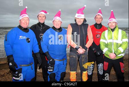 Prestwick, UK. 26. Dezember 2011. Sicherheit-Crew - die Jungs, die die Sicherheit aller Teilnehmer bei der jährlichen CLIC Sargent Charity "Dip mit einem" 2011 in Prestwick Esplanade sicherstellen, Stockfoto