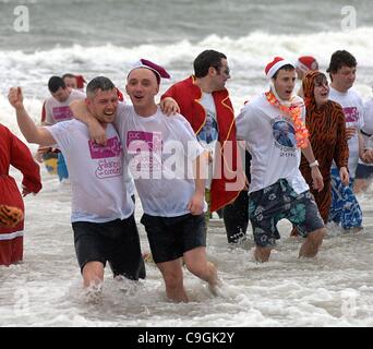 Prestwick, UK. 26. Dezember 2011. Teilnehmer trotzen die Elementen bei der jährlichen CLIC Sargent Charity "Dip mit einem" 2011 in Prestwick Esplanade, Prestwick. Stockfoto