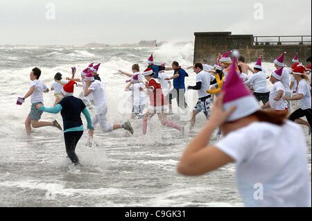 Prestwick, UK. 26. Dezember 2011. Teilnehmer bei der jährlichen CLIC Sargent Charity "Tauchen mit einem" 2011 ins Wasser im Prestwick Esplanade, Prestwick. Stockfoto