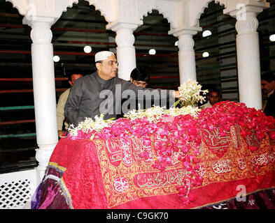 Präsident, Duschen Asif Ali Zardari Rosenblätter auf dem Grab von Benazir Bhutto während seiner Besuche bei ihr Mausoleum am Vorabend ihrer vierten Tod Jubiläumsfeier in Garhi Khuda Bux Stockfoto