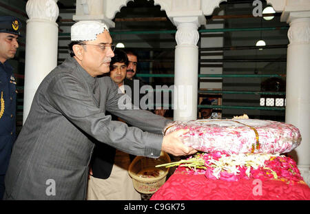 Präsident, legt Asif Ali Zardari Blumengebinde am Grab von Benazir Bhutto während seiner Besuche bei ihr Mausoleum am Vorabend ihrer vierten Tod Jubiläumsfeier in Garhi Khuda Bux Stockfoto