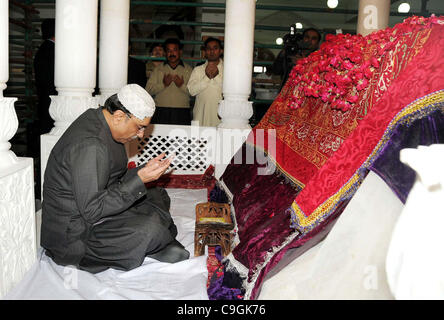 Präsident Asif Ali Zardari bieten Dua (beten) für Benazir Bhutto am Grabe während seiner Besuche bei ihr Mausoleum am Vorabend ihrer vierten Tod Jubiläumsfeier in Garhi Khuda Bux Stockfoto