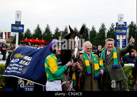 26.12.2011 Sunbury, England. (L-R) Ruby Walsh und Kauto Star (FR), Besitzer Clive Smith und Trainer Paul Nicholls feiern Sieg in den Parade-Ring nach der 15:10 William Hill King George VI Chase (Note 1) (Klasse 1), Teil des The William Hill Winter Festival am zweiten Weihnachtstag in Kempton Park Racecourse Stockfoto