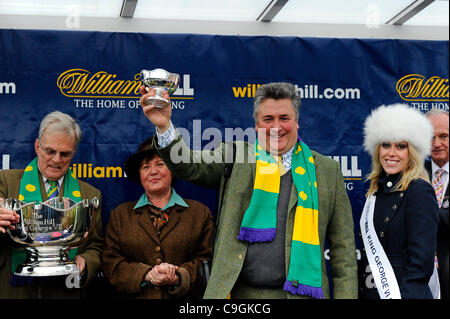 26.12.2011 Sunbury, England. Siegreiche Trainer Kauto Star (FR) Paul Nicholls erhält die Trophäe nach der 15:10 William Hill King George VI Chase (Note 1) (Klasse 1), Teil des The William Hill Winter Festival am zweiten Weihnachtstag in Kempton Park Racecourse. Stockfoto