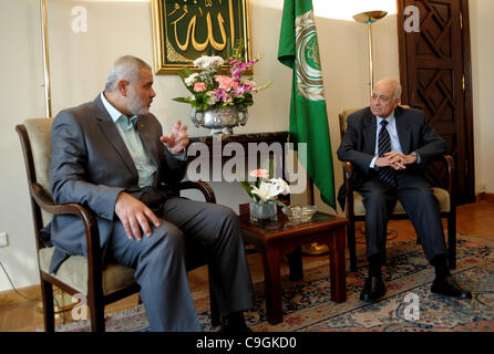 26. Dezember 2011 - Kairo, Kairo, Ägypten - palästinensischen Premie Minister von Gaza Strip Ismail Haniyya (L) bei einem Treffen in Kairo am 26. Dezember 2011 mit arabischen Liga Sekretär allgemeine Nabil al-Arabi sprechen. Haniyya ist eine regionale Tour zum ersten Mal, da Israel und Ägypten eine Belagerung im Jahr 2007 Hallo verhängt Stockfoto