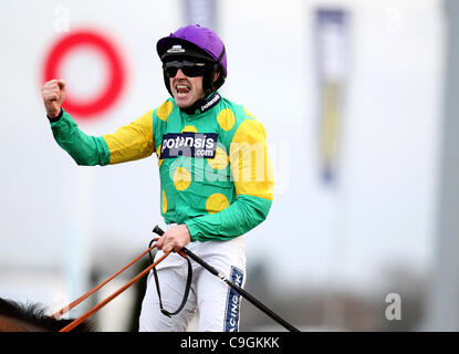 26.12.2011. Kempton Park, England.  Ruby Walsh auf Kauto Star feiert das William Hill King George VI Chase (Note 1) (Klasse 1), The William Hill Winter Festival am zweiten Weihnachtstag in Kempton Park Rennbahn zu gewinnen. Stockfoto