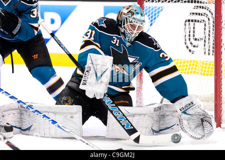 26. Dezember 2011 - San Jose, Kalifornien, verfolgt US - Haie Torhüter Antti Niemi (31) den Puck in das NHL-Spiel zwischen den San Jose Sharks und die Anaheim Ducks im HP Pavilion in San Jose, Kalifornien.  Die Enten führen 3-2 nach der zweiten Periode. (Kredit-Bild: © Matt Cohen/Southcreek/ZUMAPRESS.com) Stockfoto