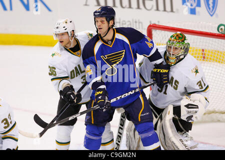 26. Dezember 2011 - Saint Louis, Missouri, USA - Dallas Stars Verteidiger Philip Larsen (36), zentrieren St. Louis Blues Jason Arnott (44) & Dallas Stars Torhüter Richard Bachman (31), wie gesehen, während ein NHL-Spiel zwischen den Dallas Stars und den St. Louis Blues im Scottrade Center in Saint Louis, Missouri. Stockfoto