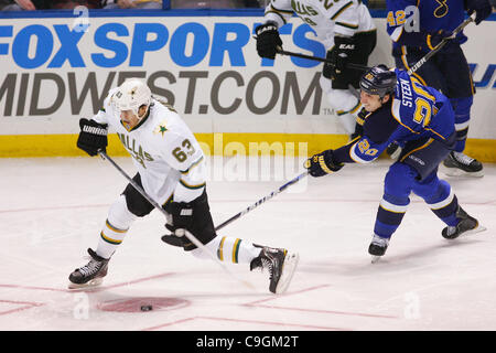 26. Dezember 2011 - Saint Louis, Missouri, USA - Dallas Stars Center Mike Ribeiro (63) die Aufnahme dauert, während St. Louis Blues linken Flügel Alexander Steen (20) nach den Puck während eines NHL-Spiels zwischen den Dallas Stars und den St. Louis Blues im Scottrade Center in Saint Louis, Missouri geht.  Blues-defea Stockfoto
