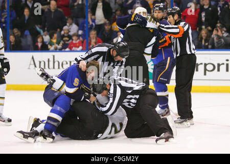 26. Dezember 2011 - Saint Louis, Missouri, USA - St. Louis Blues Verteidiger Barret Jackman (5) & Dallas Stars center Steve Ott (29) Kämpfe während ein NHL-Spiel zwischen den Dallas Stars und den St. Louis Blues im Scottrade Center in Saint Louis, Missouri.  Blues besiegten die Stars 5-3 (Credit-Bild: © J Stockfoto