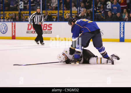 26. Dezember 2011 - stehen Saint Louis, Missouri, USA - St. Louis Blues Verteidiger Barret Jackman (5) über die Dallas Stars Mitte Steve Ott (29), bevor sie anfangen zu kämpfen, während ein NHL-Spiel zwischen den Dallas Stars und den St. Louis Blues im Scottrade Center in Saint Louis, Missouri.  Blues, besiegte die Stockfoto