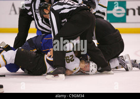 26. Dezember 2011 - Saint Louis, Missouri, USA - St. Louis Blues Verteidiger Barret Jackman (5) & Dallas Stars center Steve Ott (29) Kämpfe während ein NHL-Spiel zwischen den Dallas Stars und den St. Louis Blues im Scottrade Center in Saint Louis, Missouri.  Blues besiegten die Stars 5-3 (Credit-Bild: © J Stockfoto