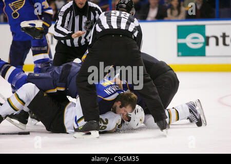 26. Dezember 2011 - Saint Louis, Missouri, USA - St. Louis Blues Verteidiger Barret Jackman (5) & Dallas Stars center Steve Ott (29) Kämpfe während ein NHL-Spiel zwischen den Dallas Stars und den St. Louis Blues im Scottrade Center in Saint Louis, Missouri.  Blues besiegten die Stars 5-3 (Credit-Bild: © J Stockfoto