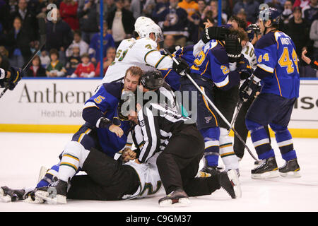 26. Dezember 2011 - Saint Louis, Missouri, USA - St. Louis Blues Verteidiger Barret Jackman (5) & Dallas Stars center Steve Ott (29) Kämpfe während ein NHL-Spiel zwischen den Dallas Stars und den St. Louis Blues im Scottrade Center in Saint Louis, Missouri.  Blues besiegten die Stars 5-3 (Credit-Bild: © J Stockfoto
