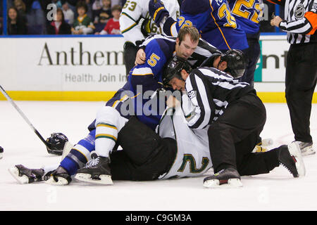 26. Dezember 2011 - Saint Louis, Missouri, USA - St. Louis Blues Verteidiger Barret Jackman (5) & Dallas Stars center Steve Ott (29) Kämpfe während ein NHL-Spiel zwischen den Dallas Stars und den St. Louis Blues im Scottrade Center in Saint Louis, Missouri.  Blues besiegten die Stars 5-3 (Credit-Bild: © J Stockfoto