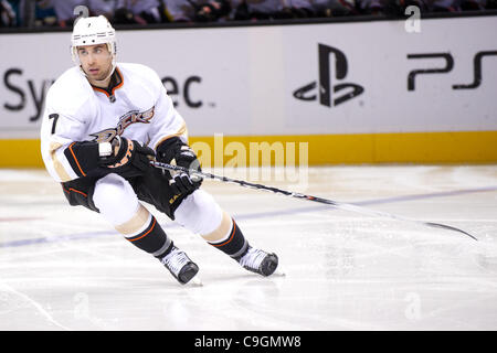 26. Dezember 2011 - San Jose, Kalifornien, USA - Enten center Andrew Cogliano (7) während der NHL-Spiel zwischen den San Jose Sharks und die Anaheim Ducks im HP Pavilion in San Jose, Kalifornien.  Die Enten schlagen die Haie 3: 2. (Kredit-Bild: © Matt Cohen/Southcreek/ZUMAPRESS.com) Stockfoto