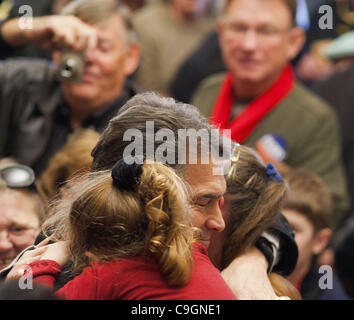 27. Dezember 2011 - Council Bluffs, IA, USA - Texas-Gouverneur Rick Perry schmiegt sich ein Kind und ihre Mutter nach einem Gespräch mit einem Stehplätze nur Publikum bei einem Kampagne Stopp an der Main Street Cafe in Council Bluffs, Iowa (Credit-Bild: © James Colburn/ZUMAPRESS.com) Stockfoto