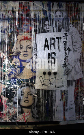 KATE MOSS AS WARHOL MARILYN mit YOKO ONO & JOHN LENNON Mr. BRAINWASH Gegenwart ART SHOW 2011 LOS ANGELES Kalifornien USA 27 Dece Stockfoto