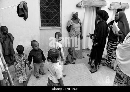 18. September 2010 - Kano, KANO, NIGERIA - Josephine Kamara, UNICEF-Beauftragter für soziale Mobilisierung für die Polio-Impfstoff Kampagne, rechts, schwarz, hört auf die Proteste einer Mutter, Mitte, wer hatte sich geweigert, die Polio-Impfstoff für ihre Kinder. . Religiöser Fanatismus und Fehlinformationen haben c Stockfoto