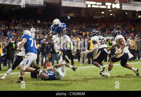 28. Dezember 2011 - Washington, District Of Columbia, Vereinigte Staaten von Amerika - Air Force Senior Running Back Asher Clark #17 (Mitte) springt über Team mate Senior Wide Receiver Jonathan Warzeka #15 spät im zweiten Quartal 2011 militärische Schüssel Mittwoch, 28. Dezember 2011 im RFK Stadium in Washington Stockfoto