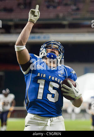 28. Dezember 2011 feiert - Washington, District Of Columbia, Vereinigte Staaten von Amerika - Air Force Senior Wide Receiver Jonathan Warzeka #15 in der Endzone nach dem Fang des Spiels binden Touchdown spät im zweiten Quartal 2011 militärische Schüssel Mittwoch, 28. Dezember 2011 im RFK Stadium in Washingt Stockfoto