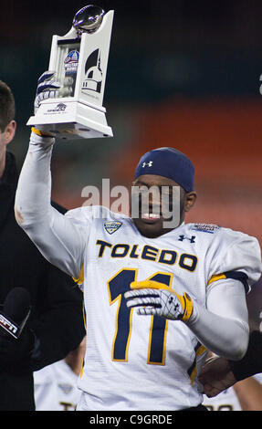 28. Dezember 2011 - Washington, District Of Columbia, Vereinigte Staaten von Amerika - Toledo Rockets Wide Receiver Bernard Reedy akzeptiert die militärische Bowl MVP-Auszeichnung für Bemühungen während der 2011 Military Bowl Mittwoch, 28. Dezember 2011 gegen Luftwaffe im RFK Stadium in Washington DC... Die Toledo Raketen breit Stockfoto