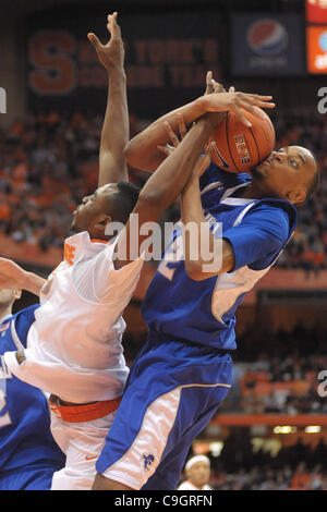 28. Dezember 2011 - erhält die Syracuse, New York, USA - Seton Hall Pirates Vorwärts Brandon Mobley (2) einem Gesicht voller Kugel nach dem Ausschalen Syracuse Orange vorwärts Rakeem Christmas (25) in der Farbe in der zweiten Hälfte an den Carrier Dome in Syracuse, New York. Top-platzierten Syrakus besiegt Seton Hall 75-49 im vorderen o Stockfoto