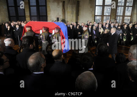 Menschen in der Vladislavsky Halle zu Ehren von den Sarg mit Überreste von Vaclav Havel, der erste Präsident der Tschechischen Republik und der letzte Präsident der Tschechoslowakei, in Vladislavsky Hall, Prager Burg in Prag am Mittwoch, 21. Dezember 2011. Havels Sarg erscheint auf der Prager Burg bis Stockfoto