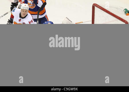 29. Dezember 2011 - lässt Uniondale, New York, USA - Calgary Flames Goalie Miikka Kiprusoff (34) ein Ziel von New York Islanders Verteidiger Andrew MacDonald (47) in der zweiten Periode an Nassau Veterans Memorial Coliseum, Uniondale, NY. (Bild Kredit: Debby Wong/Southcreek/ZUMAPRESS.com ©) Stockfoto