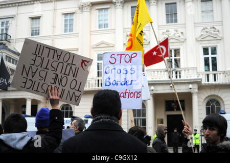 Demonstranten vor der türkischen Botschaft in London. Die Demonstration wurde in Reaktion auf einen türkischen Luftangriff am 29. Dezember, die 35 kurdischen Zivilisten im Nordirak getötet. 30.12.11 Stockfoto