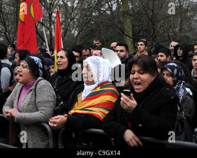 Demonstranten vor der türkischen Botschaft in London. Die Demonstration wurde in Reaktion auf einen türkischen Luftangriff am 29. Dezember, die 35 kurdischen Zivilisten im Nordirak getötet. 30.12.11 Stockfoto