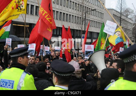 Kurdische Demonstranten marschieren von der türkischen Botschaft 10 Downing Street in London. Die Demonstration wurde in Reaktion auf einen türkischen Luftangriff am 29. Dezember, die 35 kurdischen Zivilisten im Nordirak getötet. 30.12.11 Stockfoto