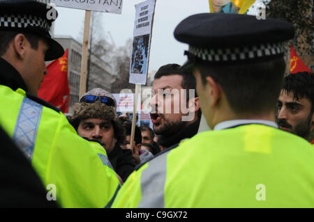 Kurdische Demonstranten schreit Polizei während des Marsches der türkischen Botschaft 10 Downing Street in London. Die Demonstration wurde in Reaktion auf einen türkischen Luftangriff am 29. Dezember, die 35 kurdischen Zivilisten im Nordirak getötet. 30.12.11 Stockfoto