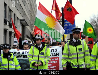 Kurdische Demonstranten marschieren von der türkischen Botschaft 10 Downing Street in London. Die Demonstration wurde in Reaktion auf einen türkischen Luftangriff am 29. Dezember, die 35 kurdischen Zivilisten im Nordirak getötet. 30.12.11 Stockfoto