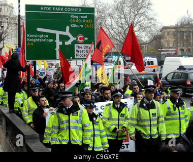 Kurdische Demonstranten marschieren von der türkischen Botschaft 10 Downing Street in London. Die Demonstration wurde in Reaktion auf einen türkischen Luftangriff am 29. Dezember, die 35 kurdischen Zivilisten im Nordirak getötet. 30.12.11 Stockfoto