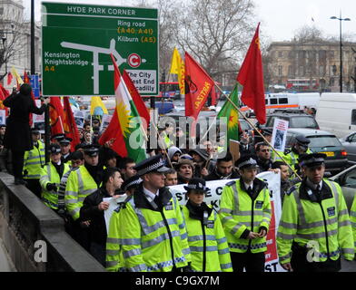 Kurdische Demonstranten marschieren von der türkischen Botschaft 10 Downing Street in London. Die Demonstration wurde in Reaktion auf einen türkischen Luftangriff am 29. Dezember, die 35 kurdischen Zivilisten im Nordirak getötet. 30.12.11 Stockfoto