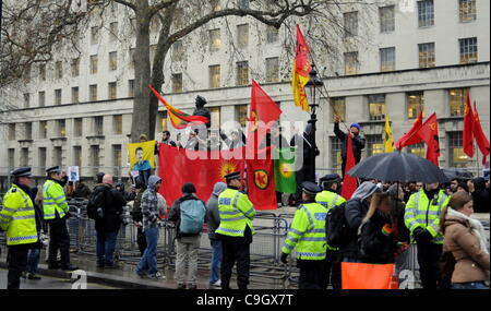 Kurdische Demonstranten marschieren von der türkischen Botschaft 10 Downing Street in London. Die Demonstration wurde in Reaktion auf einen türkischen Luftangriff am 29. Dezember, die 35 kurdischen Zivilisten im Nordirak getötet. 30.12.11 Stockfoto