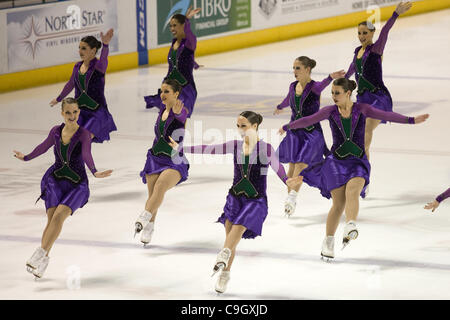 London Ontario, Kanada - 29. Dezember 2011. Mitglieder der kanadischen synchronisiert skating Team, die "Les Supremes" während der Kür-Komponente auf die 2011 London Synchrofest International - Synchro In der Stadt durchführen. Das Team beendete den fünften Platz bei der zweitägigen Veranstaltung. Stockfoto